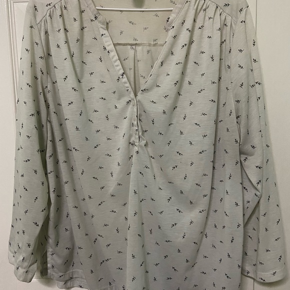 Casual light material top with black design - Picture 1 of 1